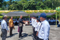 Pj Sekda Mimika Robert Mayaut saat menyerahkan dokumen tanda kelulusan bagi para perwakilan CPNS dan PPPK yang telah mengikuti Prajabatan maupun Orientasi, di Kantor BKPSDM Mimika, Kamis (7/12/2023). (Foto: Fachruddin Aji/seputarpapua)