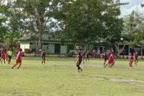 Pertadingan antara Air Line FC melawan Mimika United dilapangan Brigif Raider 20/IJK, Kabupaten Mimika, Papua Tengah, Kamis (7/12/2023). (Foto: Arifin Lolialang/Seputarpapua)