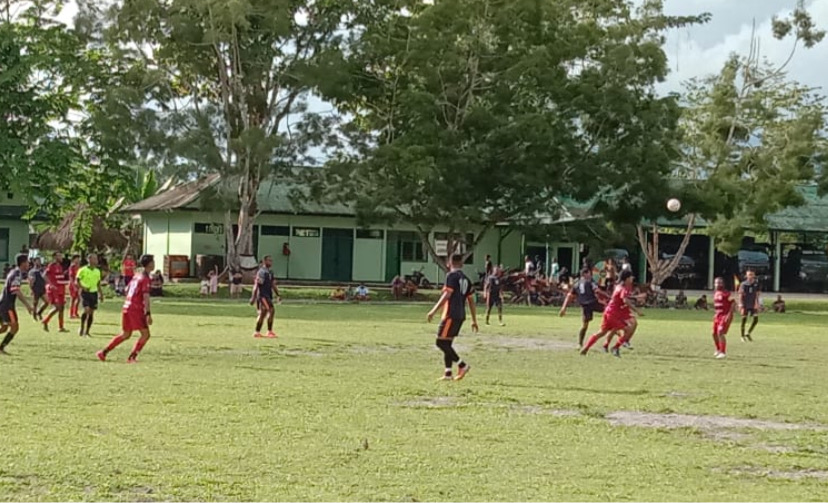Pertadingan antara Air Line FC melawan Mimika United dilapangan Brigif Raider 20/IJK, Kabupaten Mimika, Papua Tengah, Kamis (7/12/2023). (Foto: Arifin Lolialang/Seputarpapua)