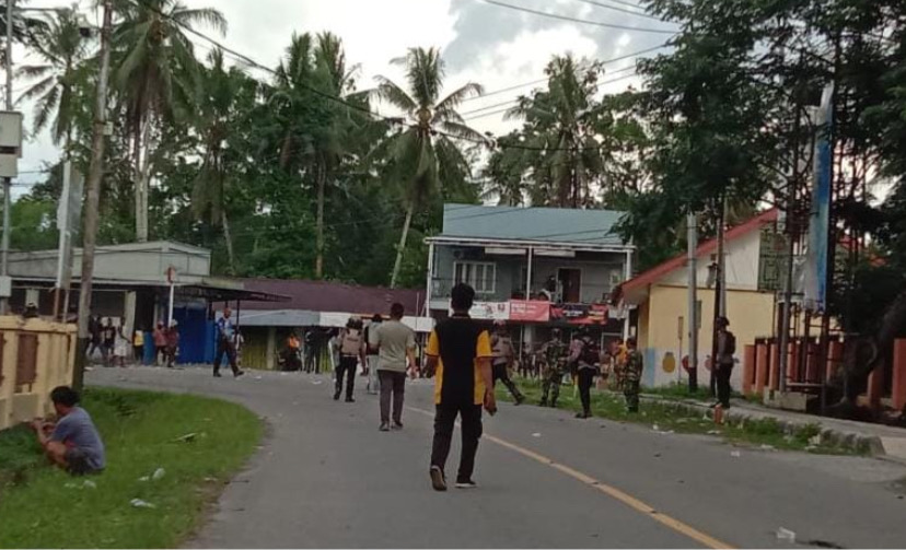 Tampak ketegangan masih terlihat usai warga menyerang Kantor Polsek Miktim, Sabtu (2/12/2023). (Foto: Arifin Lolialang/Seputarpapua)