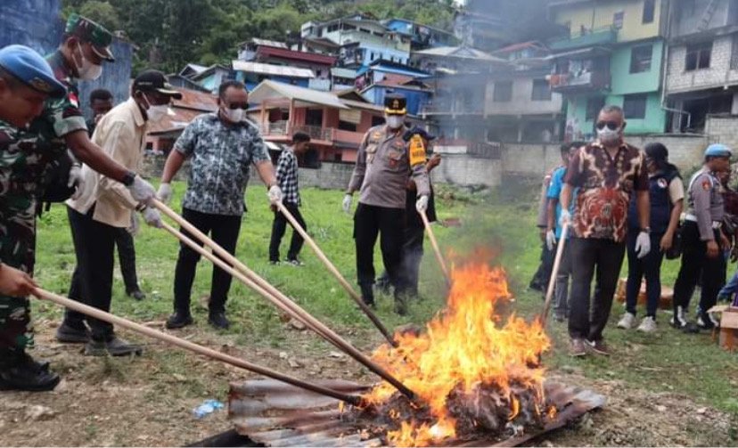 Polresta Jayapura Musnahkan 40 Kg Ganja, 48 Gram Sabu, 150 Pil Koplo dan 892 Miras