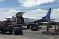 Tampak pesawat krgo Trigana Air yang gagal terbang akibat mengalami pecah bn di Bandara Senatni, Kabupaten Jayapura, Papua, Senin (18/12/2023) (Foto: Ist)