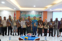 Foto bersama Staf Ahli Bidang Ekonomi, Keuangan dan Pembangunan Prov Papua tengah, jajaran DLHKP, dan narasumber kegiatan Rapat Kerja Teknis, yang digelar di salah satu hotel yang berada di Jalan Yos Sudarso, Mimika, Kamis (7/12/2023). (Foto: Fachruddin Aji/seputarpapua)