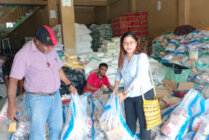Proses penyiapan paket sembako pasar murah yang akan digelar Pemda Kabupaten Puncak. (Foto: Mujiono/Seputarpapua)