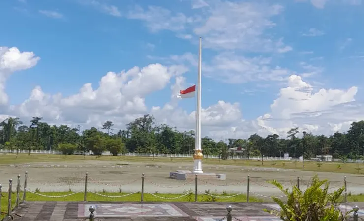 Pemkab Mimika Kibarkan Bendera Setengah Tiang atas Meninggalnya Lukas Enembe