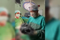 Dr. dr. Hermanus Suhartono Sp.OG, Subsp.FER selaku dokter spesialis yang memimpin operasi laparatomi memegang miom seberat 5,67 kg yang baru diambil dari rahim pasien usai operasi di RSUD Jayapura, Selasa (5/12/2023). (Foto: Isti)