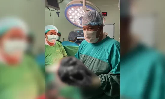Dr. dr. Hermanus Suhartono Sp.OG, Subsp.FER selaku dokter spesialis yang memimpin operasi laparatomi memegang miom seberat 5,67 kg yang baru diambil dari rahim pasien usai operasi di RSUD Jayapura, Selasa (5/12/2023). (Foto: Isti)