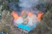 Tampak bangunan yang dibakar KST di Kampung Mamba, Intan Jaya. (Foto: Ist)