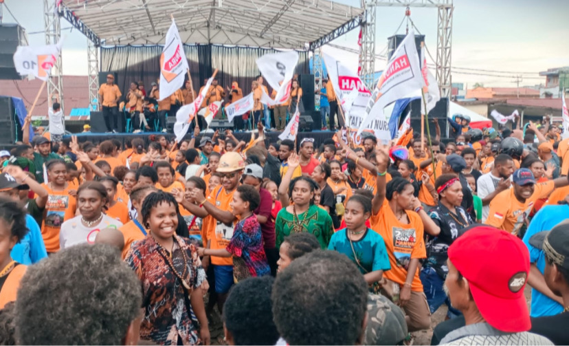 Suasana kampanye rapat umum Partai Hanura Mimika di lapangan pasar lama. (Foto: Mujiono/Seputarpapua)