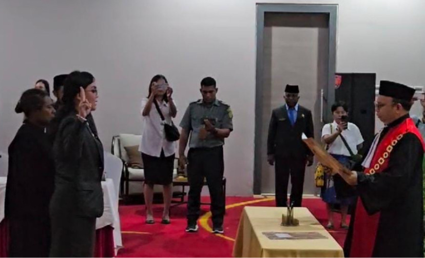 Pengambilan sumpah janji Cintiya Ruliani Talantan sebagai Ketua DPRD Kabupaten Jayapura. (Foto: Firga/Seputarpapua)