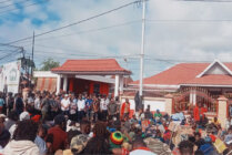 Para Pendemo nampak memadati depan Kantor Gubernur Papua Tengah (Foto: Christian Degei/seputarpapua)