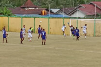 Laga kualifikasi sepakbola PON XXI 4 DOB Papua Raya antara Papua Pegunungan berhadapan dengan Papua Selatan di Stadion Wania Imipi, Mimika, Papua Tengah, Rabu (24/1/2024). (Foto: Arifin Lolialang/Seputarpapua)