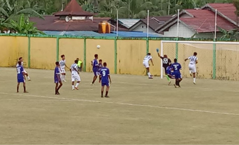 Laga kualifikasi sepakbola PON XXI 4 DOB Papua Raya antara Papua Pegunungan berhadapan dengan Papua Selatan di Stadion Wania Imipi, Mimika, Papua Tengah, Rabu (24/1/2024). (Foto: Arifin Lolialang/Seputarpapua)