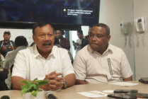 Wakil I Ketua Umum KONI Pusat Mayjen TNI (Purn) Suwarno (kiri) dan Wakil Ketua I KONI Provinsi Papua Tengah Cessae A Tunya dalam konferensi pers di Hotel Swiss Bell-Inn, Kamis (25/1/2024). (Foto: Fachruddin Aji/seputarpapua)