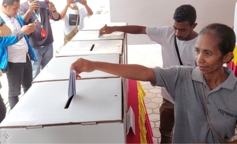 Peserta simulasi pemungutan dan perhitungan surat suara saat memasukan surat suara ke dalam kotak suara usai melakukan simulasi mencoblos, yang digelar di TPS 12 Pelataran Gedung Eme Neme Yauware, Rabu (24/1/2024). (Foto: Fachruddin Aji/seputarpapua)