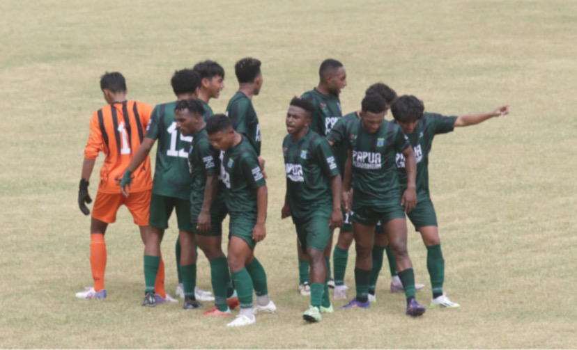 Tim sepakbola putra Papua Pegunungan saat mengikuti babak kualifikasi PON XXI 4 DOB Papua Raya di Kabupaten Mimika, Papua Tengah. (Foto: Saldi/Seputarpapua)