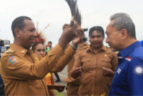 Mendag, Zulkifli Hasan disambut Pj.Gubernur Papua Selatan, Apolo Safanpo dengan penyematan atribut adat Marind. (Foto: Humas Pemrov PPS)