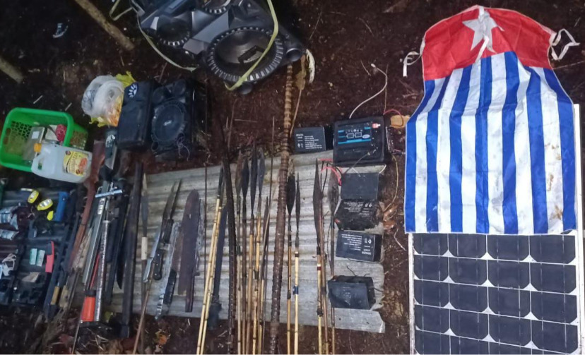 Tampak barang bukti yang berhasil disita dari markas kelompok separatis Papua di Maybrat, Papua Barat Daya. (Foto: Dok Satgas Yonif 133/YS)
