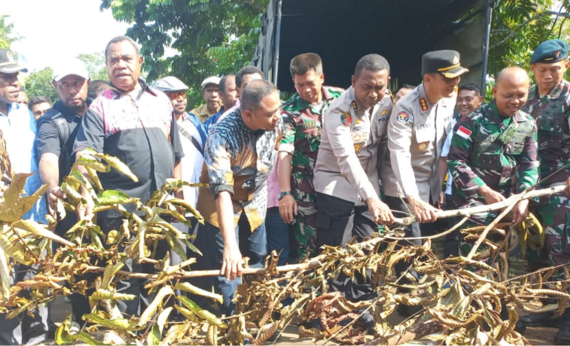 Tampak Pj Bupati Trwarno Purnomo dan Forkopimda membuka palang jalan utama menuju Kampung Karya Bumi. (Foto: Firga/Seputarpapua)