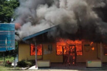 Balai Desa dibakar massa buntut tewasnya seorang warga di Kampung Kwansu, Distrik Kemtuk, Kabupaten Jayapura, Papua, pada Senin 1 Januari 2024. (Foto: Ist)