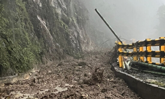 Foto Kondisi Jalan Mile 61 sebelum dilakukan pembersihan akibat terdampak longsor karena curah hujan tinggi di Tembagapura. (Foto: Ist)