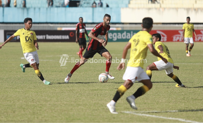 Enzo Calestine saat mencoba melewati kepungan pemain Persekat Tegal. (Foto: Ofisial Liga 2)