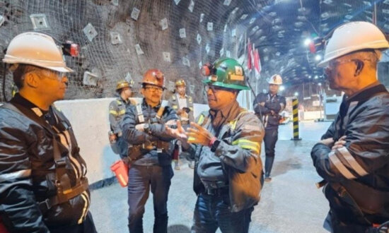 SVP Underground PTFI Hengky Rumbino memberikan penjelasan aktivitas tambang bawah tanah kepada Dirjen Imigrasi Silmy Karim di area tambang DMLZ. (Foto: Dok Corpcomm PTFI)