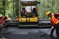 PTFI melalui Divisi Tailing Utilizations melakukan pengaspalan jalan menggunakan aspal campuran tailing di area dataran rendah wilayah kerja PTFI di Kabupaten Mimika, Papua Tengah. (Foto: Ist)