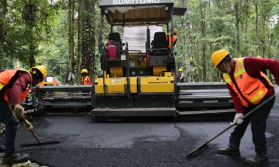 PTFI melalui Divisi Tailing Utilizations melakukan pengaspalan jalan menggunakan aspal campuran tailing di area dataran rendah wilayah kerja PTFI di Kabupaten Mimika, Papua Tengah. (Foto: Ist)