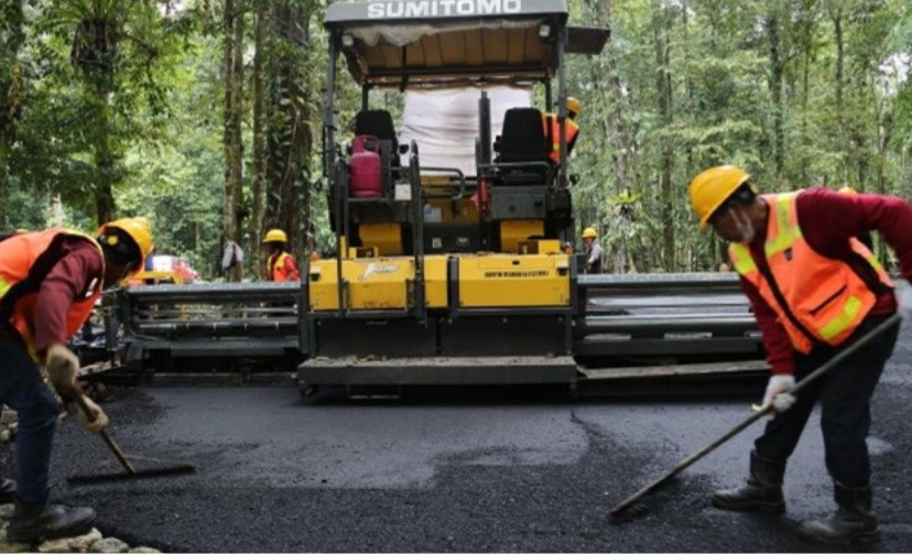 PTFI melalui Divisi Tailing Utilizations melakukan pengaspalan jalan menggunakan aspal campuran tailing di area dataran rendah wilayah kerja PTFI di Kabupaten Mimika, Papua Tengah. (Foto: Ist)
