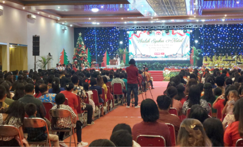 Suasana Ibadah Syukur dan Natal Bersama IKTM yang digelar di Gedunh Tongkonan, Mimika, Papua Tengah, Sabtu 20 Januari 2024 malam. (Foto: Fachruddin Aji/seputarpapua)