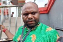 Ketua KPU Mimika Luther Beanal saat ditemui wartawan di Pelataran Gedung Eme Neme Yauware, Mimika, Rabu (24/1/2024). (Foto: Fachruddin Aji/seputarpapua)
