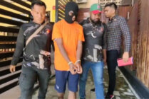 RN (baju oranye) ditangkap Polisi karena diduga menjadi pelaku pembakaran di 7 lokasi yang ada di sekitar PAsar Youtefa, Kota Jayapura, Papua, Rabu (10/1/2024) (Foto: Dok Humas Polresta Jayapura Kota)