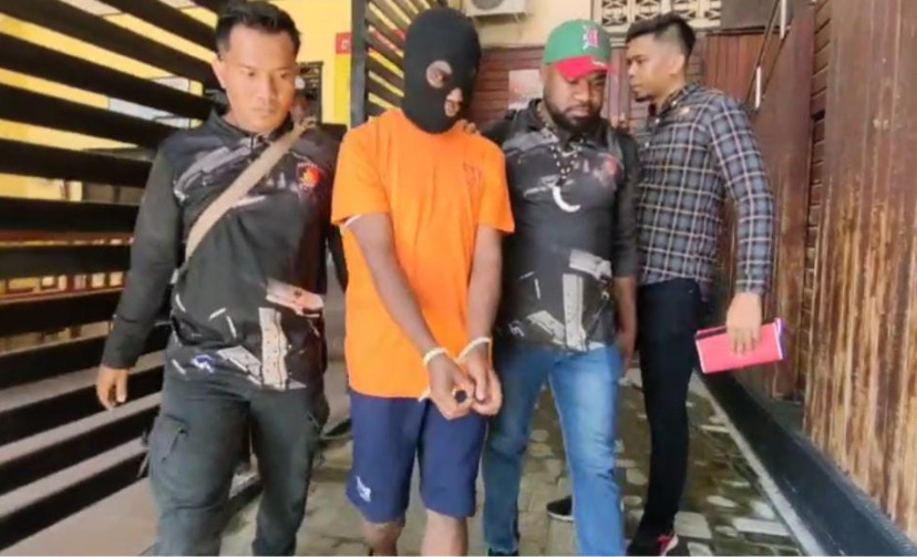 RN (baju oranye) ditangkap Polisi karena diduga menjadi pelaku pembakaran di 7 lokasi yang ada di sekitar PAsar Youtefa, Kota Jayapura, Papua, Rabu (10/1/2024) (Foto: Dok Humas Polresta Jayapura Kota)