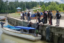 Perahu pengadaan YPMAK untuk Pokja Kampung wilayah pesisir pantai. (Foto: Mujiono/Seputarpapua)