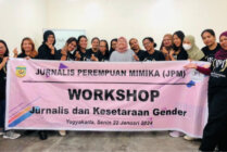 Foto bersama Jurnalis Perempuan Mimika (JPM) dengan Penulis sekaligus Aktivis Nahdatul Ulama, Kalis Mardiasih di Gedung Kolektif Collaboration Space Alan Watuh, Jogjakarta, Senin (22/1/2024). (Foto: Ist)