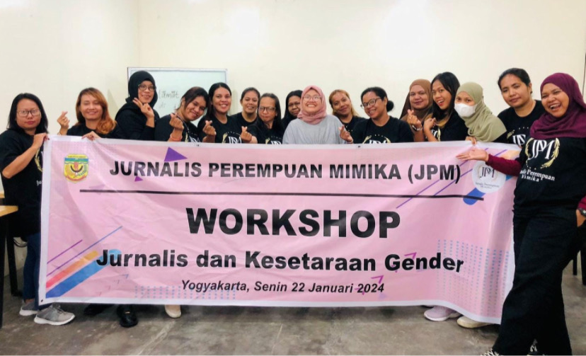 Foto bersama Jurnalis Perempuan Mimika (JPM) dengan Penulis sekaligus Aktivis Nahdatul Ulama, Kalis Mardiasih di Gedung Kolektif Collaboration Space Alan Watuh, Jogjakarta, Senin (22/1/2024). (Foto: Ist)