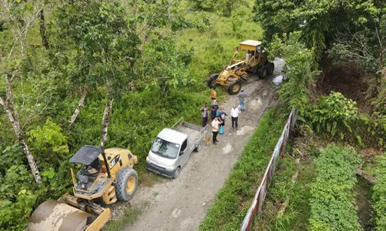 Pemuda Timika ini Gunakan Dana Pribadi Perbaiki Jalan Lingkungan