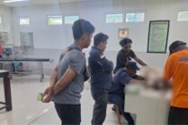 Kasat Reskrim Polres Biak Numfor Iptu Budi Payung bersama personel ketika melihat kondisi korban di RSUD. (Foto: Ist)