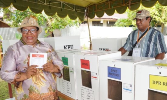 Pj Gubernur Papua Tengah Ribka Haluk usai memberikan hak suaranya di Pemilu 2024. (Foto: Roy)