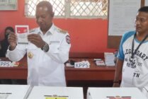 Pj. Gubernur Papua, Selatan Apolo Safanpo menggunakan hak pilih di TPS O3 Kelurahan Maro, Merauke. (Foto: Humas Pemprov PPS)