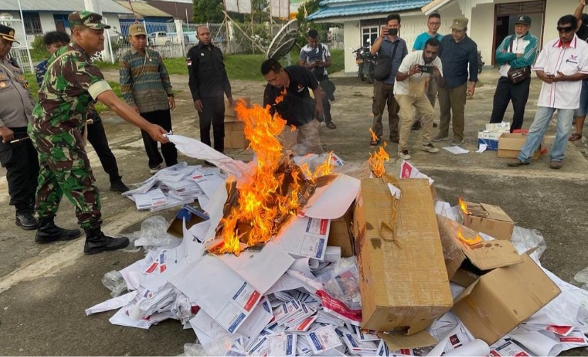 Kegiatan pemusnahan 6.551 surat suara di KPU Kabupaten Mappi. (Foto: Humas KPU Mappi)