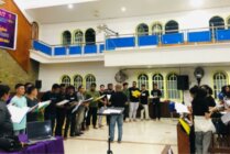 Peserta Lomba Paduan Suara Dewasa Campuran (PSDC) berlatih di Gereja Marten Luther Timika. (Foto: Anya Fatma/Seputarpapua)