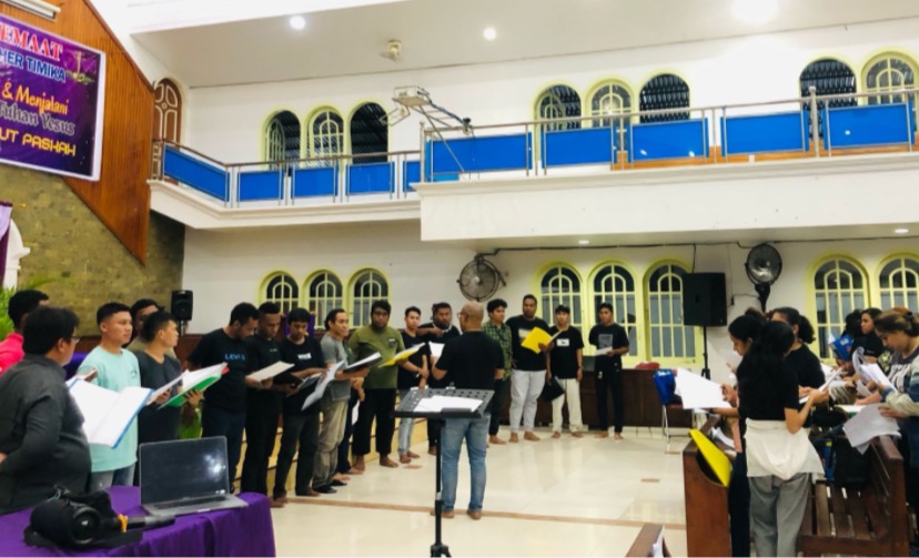 Peserta Lomba Paduan Suara Dewasa Campuran (PSDC) berlatih di Gereja Marten Luther Timika. (Foto: Anya Fatma/Seputarpapua)