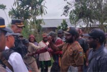 Kapolres Dogiyai Kompol Sarraju Hutagalung saat melakukan koordinasi dengan aparat kampung di Distrik Dogiyai guna menenangkan massa yang anarkis. (Foto: Dok Polres Dogiyai)