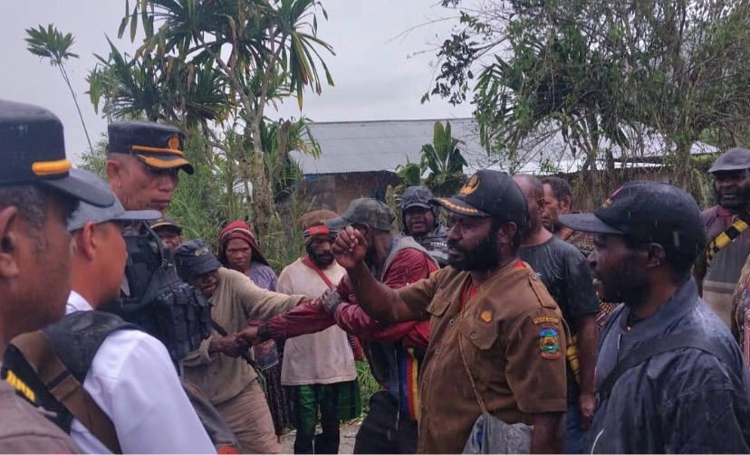 Kapolres Dogiyai Kompol Sarraju Hutagalung saat melakukan koordinasi dengan aparat kampung di Distrik Dogiyai guna menenangkan massa yang anarkis. (Foto: Dok Polres Dogiyai)