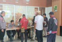 Proses pemeriksaan administrasi yang dilakukan oleh petugas KPU Mimika dibantu aparat kepolisian. (Foto: Mujiono/Seputarpapua)