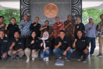 Tim Monev Pendidikan YPMAK saat melakukan kunjungan ke IKOPIN University Bandung. (Foto: Humas YPMAK)
