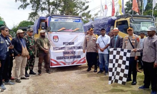 Caption foto: Pelepasan Secara Resmi Penyaluran Logistik Dari Kantor KPU kabupaten Jayawijaya ke Beberapa Distrik (Foto/Ist)