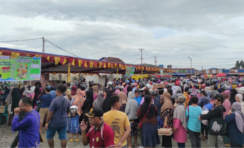 Suasana pasar murah yang digelar Pemkab Mimika di Lapangan Eks Pasar Lama, Jumat (23/2/2024). (Foto: Fachruddin Aji/seputarpapua)